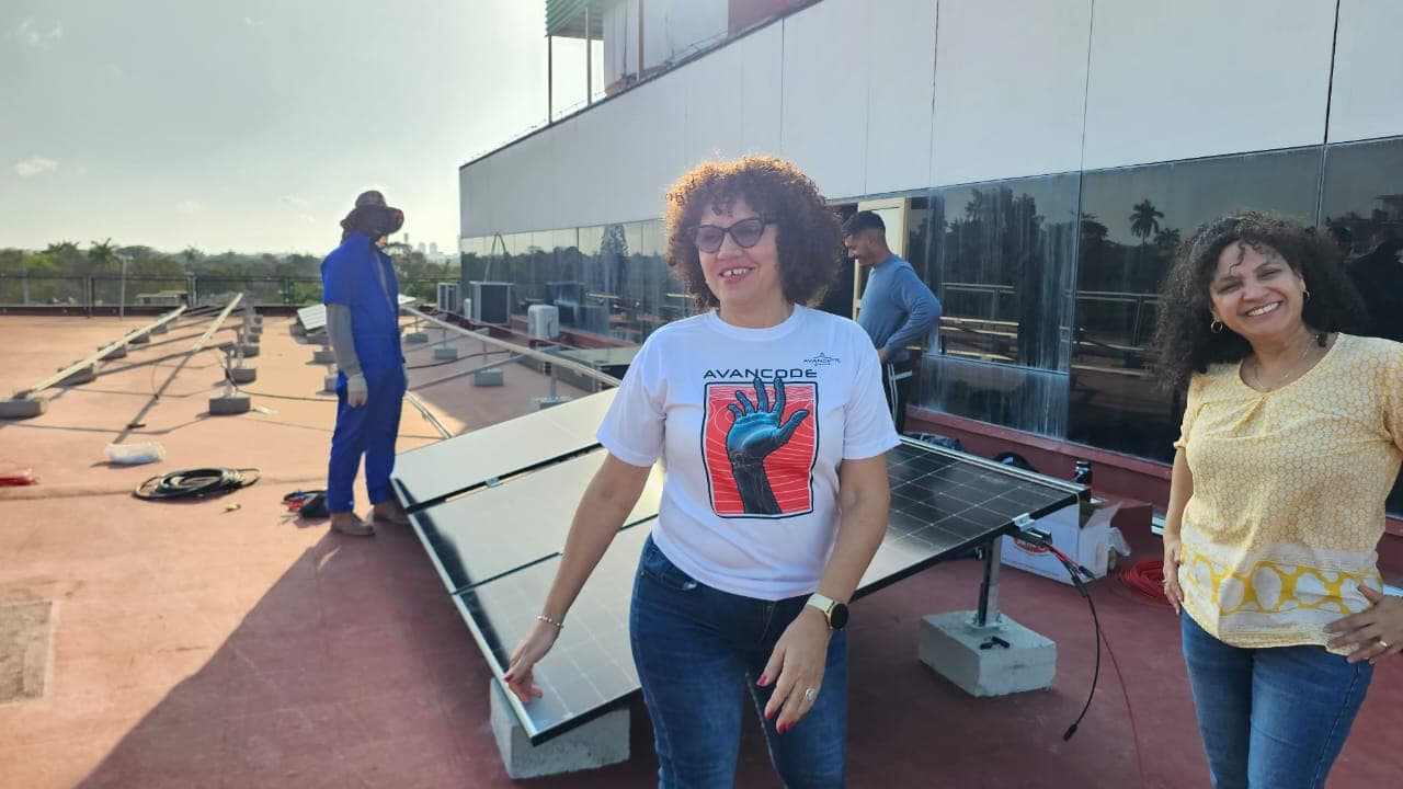 Instalación de paneles solares en la empresa