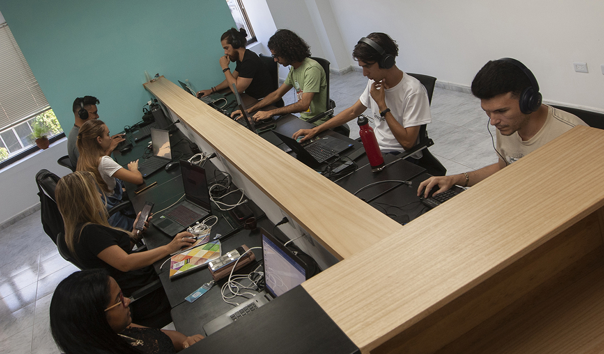 Desarrolladores informaticos en las oficinas de la MiPyme Avangenio. La Habana,4 de octubre de 2022