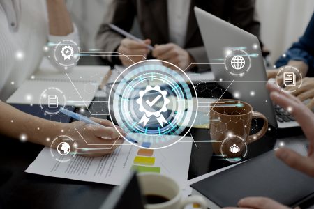 Sinergia entre talento humano y asistenes virtuales.