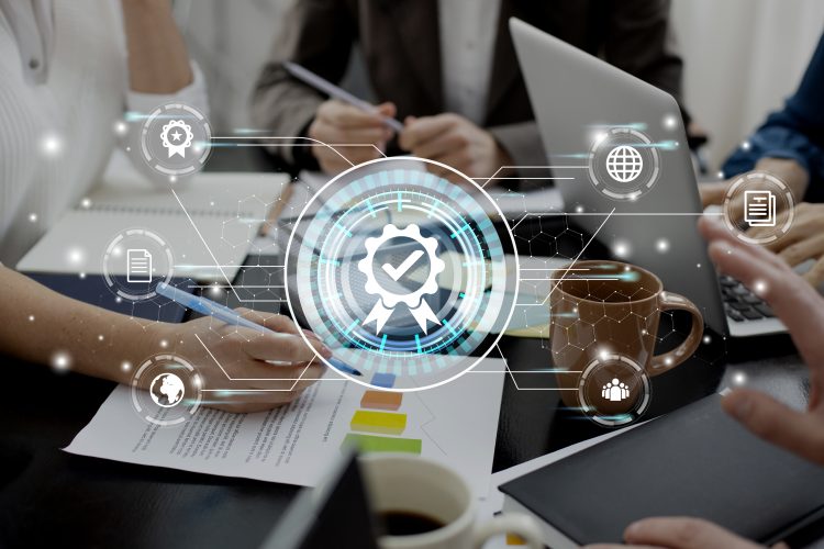 Sinergia entre talento humano y asistenes virtuales.